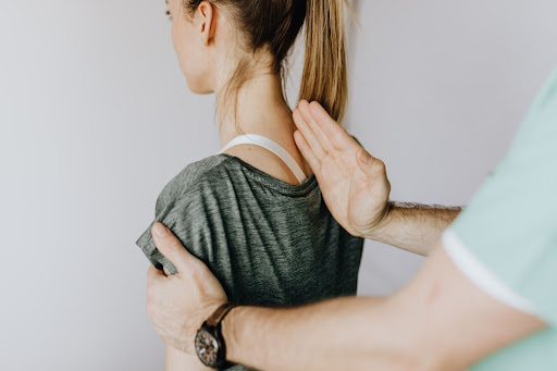 How do chiropractors know where to adjust?